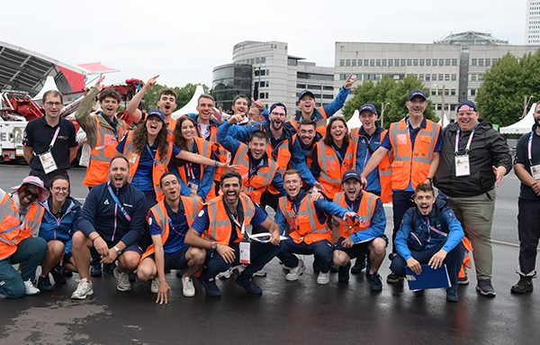 Une partie de l'équipe au Transport Mall, Village Olympique. Crédit : Citec / Philippe Gasser