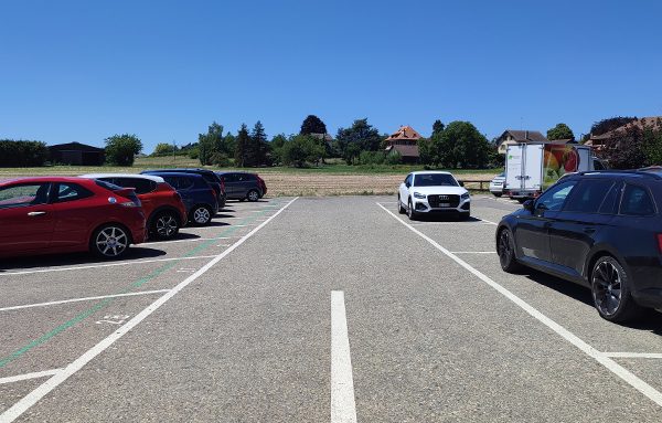 Stationnement à Hautemorges. Crédits : Citec