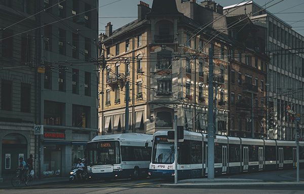 Transports dans la ville de Genève. Crédits : Egor Myznik