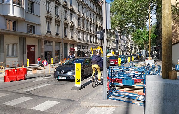 Régulation par un contresens cyclable pendant les travaux du BHNS Part-Dieu  Sept Chemins. Crédit : Citec
