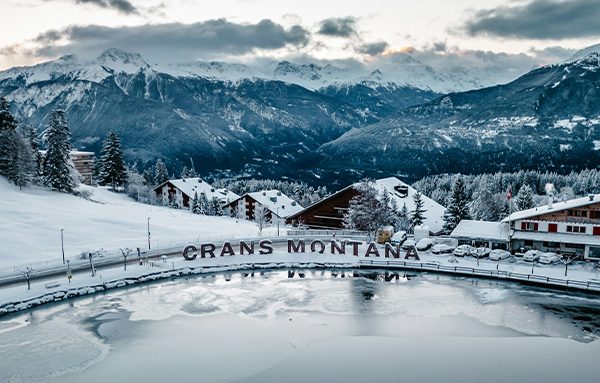 Centre de la station de Crans-Montana, Valais. Crédit : Tim Arnold, Unsplash