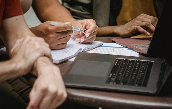 Travail de groupe. Crédits : Pexel - William Fortunato