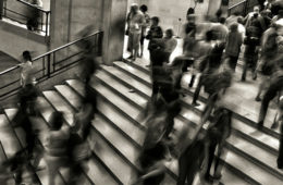 Voyageurs dans un hall. Crédit : Jose Martin Ramirez Carrasco / Unsplash