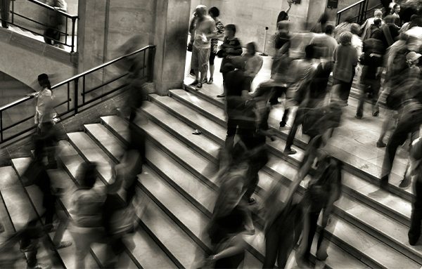 Voyageurs dans un hall. Crédit : Jose Martin Ramirez Carrasco / Unsplash
