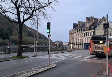 Incrocio semaforico e passaggio degli autobus della rete QUB. Crediti: Citec